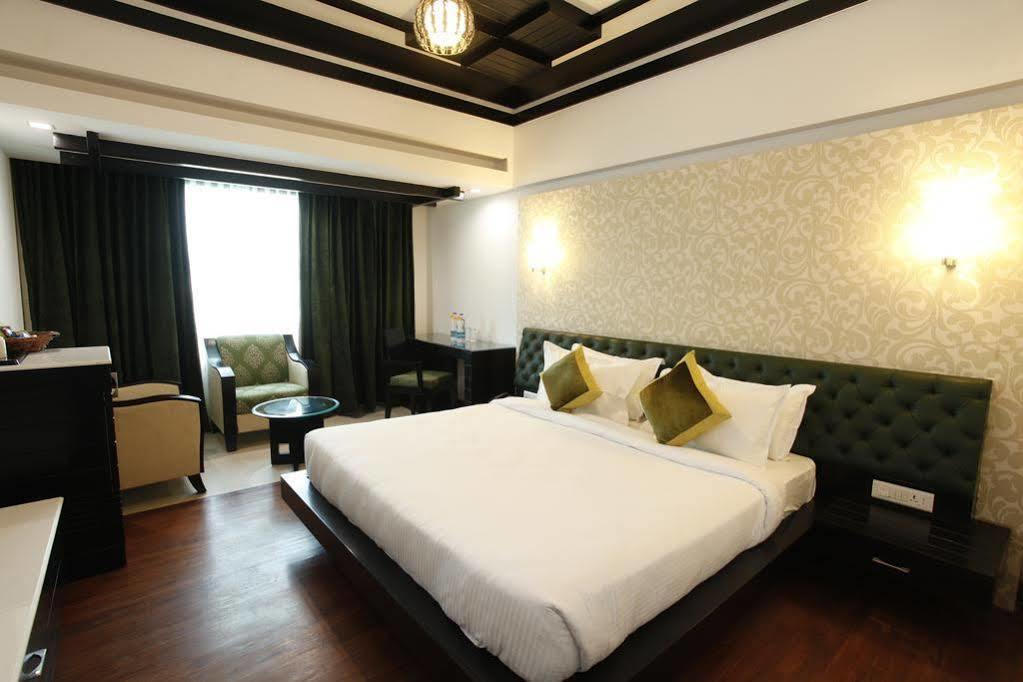 Hotel Saffron Leaf Dehradun Exterior foto
